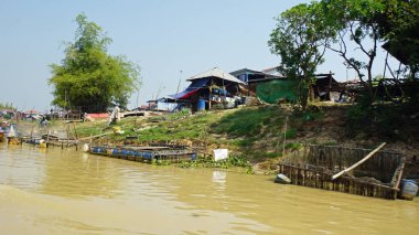 Siem Reap, Tonle Sap nehir, Kamboçya - Mart 2018: Zavallı Fishermans hayat tonle sap Nehri üzerinde