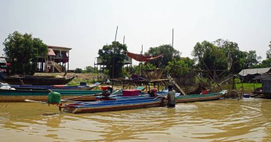 Siem Reap, Tonle Sap nehir, Kamboçya - Mart 2018: Zavallı Fishermans hayat tonle sap Nehri üzerinde