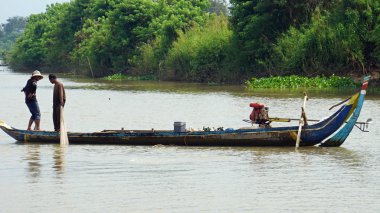 Siem Reap, Tonle Sap nehir, Kamboçya - Mart 2018: Zavallı Fishermans hayat tonle sap Nehri üzerinde