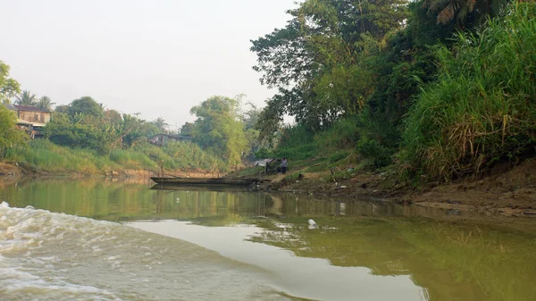 Siem Reap, Tonle Sap nehir, Kamboçya - Mart 2018: Zavallı Fishermans hayat tonle sap Nehri üzerinde — Stok fotoğraf