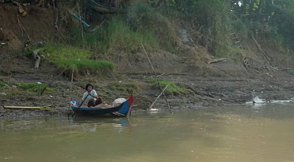 Siem Reap, Río Tonle Sap, Camboya - Marzo 2018: Pobre vida de Fishermans en el río tonle sap — Foto de Stock