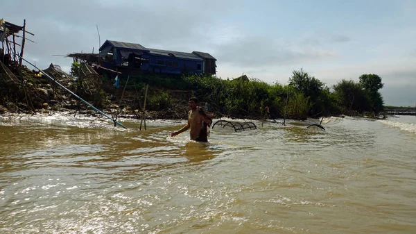 Siem Reap, Río Tonle Sap, Camboya - Marzo 2018: Pobre vida de Fishermans en el río tonle sap —  Fotos de Stock