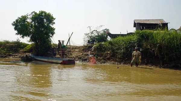 Siem Reap, Tonle Sap River, Camboja - Março de 2018: Pobre vida dos pescadores no rio da seiva — Fotografia de Stock