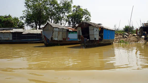 Siem Reap, Río Tonle Sap, Camboya - Marzo 2018: Pobre vida de Fishermans en el río tonle sap —  Fotos de Stock