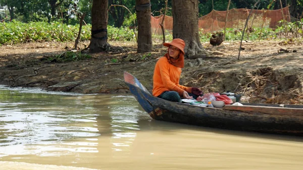 Siem reap, tonle sap river, Kambodscha - März 2018: Das arme Fischerleben am Tonle sap River — Stockfoto