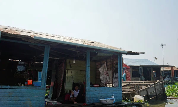 Siem Reap, Tonle Sap rivier, Cambodja - maart 2018: Arme Fisherman's leven op de tonle sap rivier — Stockfoto