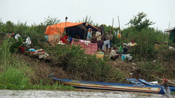 Siem Reap, Tonle Sap River, Camboja - Março de 2018: Pobre vida dos pescadores no rio da seiva — Fotografia de Stock