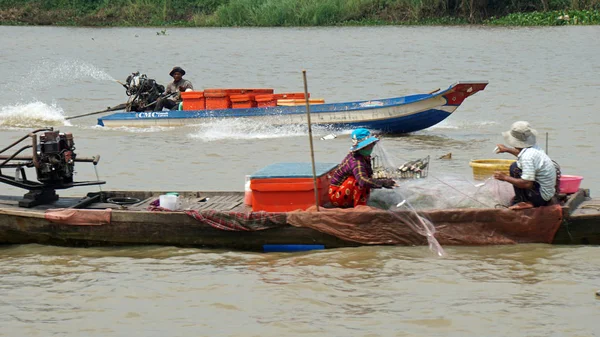 Siem Reap, Río Tonle Sap, Camboya - Marzo 2018: Pobre vida de Fishermans en el río tonle sap — Foto de Stock