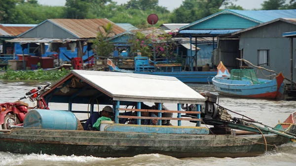 Siem Reap, a Tonle Sap folyó, kambodzsai - márciusában 2018: Szegény Halász élet a tonle sap-folyó — Stock Fotó