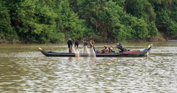 Siem Reap, Río Tonle Sap, Camboya - Marzo 2018: Pobre vida de Fishermans en el río tonle sap — Foto de Stock