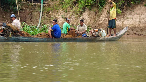 Siem Reap, Río Tonle Sap, Camboya - Marzo 2018: Pobre vida de Fishermans en el río tonle sap — Foto de Stock