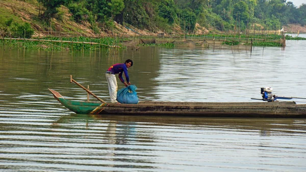 Siem Reap, Río Tonle Sap, Camboya - Marzo 2018: Pobre vida de Fishermans en el río tonle sap — Foto de Stock