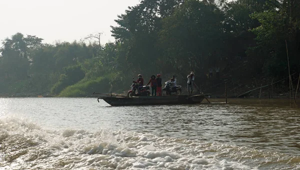 Siem Reap, Río Tonle Sap, Camboya - Marzo 2018: Pobre vida de Fishermans en el río tonle sap — Foto de Stock
