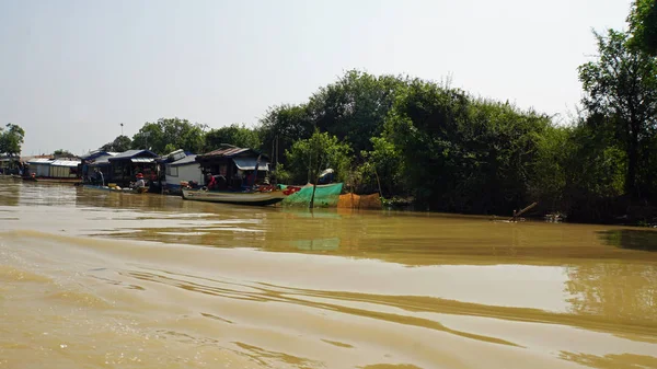 Siem Reap, Río Tonle Sap, Camboya - Marzo 2018: Pobre vida de Fishermans en el río tonle sap —  Fotos de Stock