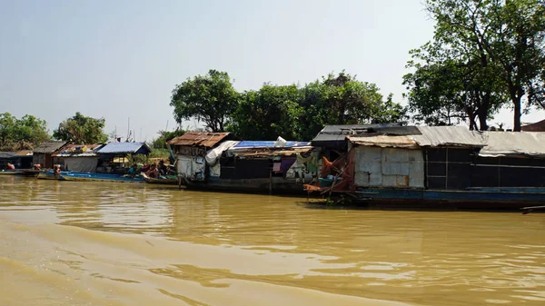 Siem Reap, Río Tonle Sap, Camboya - Marzo 2018: Pobre vida de Fishermans en el río tonle sap —  Fotos de Stock