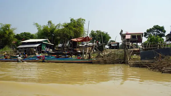 Siem Reap, Tonle Sap River, Camboja - Março de 2018: Pobre vida dos pescadores no rio da seiva — Fotografia de Stock