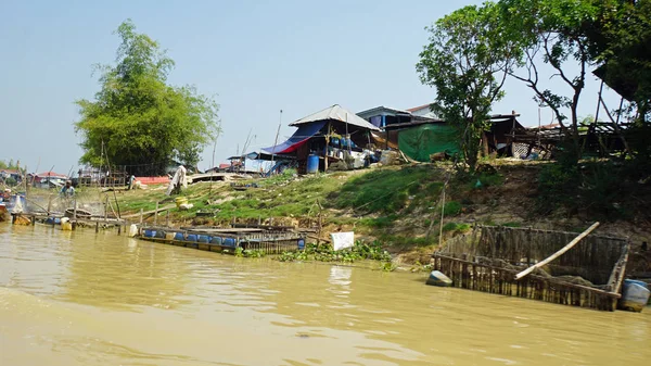 Siem Reap, Tonle Sap River, Camboja - Março de 2018: Pobre vida dos pescadores no rio da seiva — Fotografia de Stock