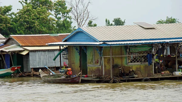 Siem Reap, ποταμού σφρίγους Tonle, Καμπότζη - Μαρτίου 2018: Κακή ψαράδικη ζωή στις όχθες του ποταμού σφρίγους Tonle — Φωτογραφία Αρχείου