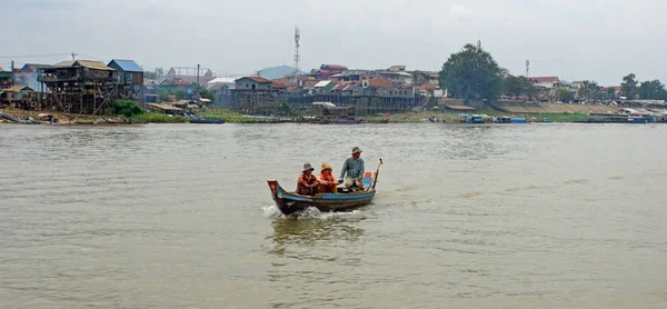 Siem Reap, rzeki Tonle Sap, Kambodża - marca 2018: Życie biednych Fishermans nad brzegiem rzeki tonle sap — Zdjęcie stockowe