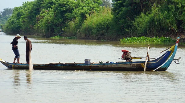 Siem Reap, Tonle Sap River, Cambodge - Mars 2018 : La pauvre vie des pêcheurs sur la rivière Tonle Sap — Photo
