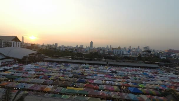 ラチャダーの夜電車市場 バンコク タイ王国 2018年 月年頃 ローカル市場では午後の早い時間でバンコクのカラフルなテント — ストック動画