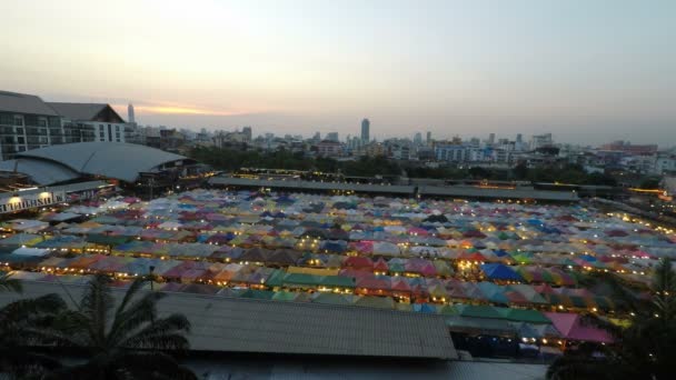 拉查达夜火车市场 2018年2月 在曼谷的一个当地市场上的五颜六色的帐篷下午清晨 — 图库视频影像