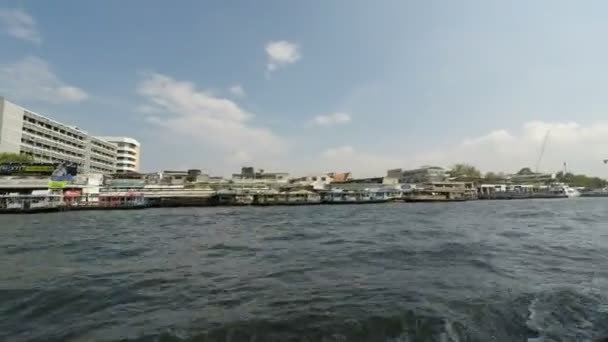 泰国曼谷潮海傍河 2018年2月 乘船旅行通过 Thailands 国会城曼谷长尾船 — 图库视频影像