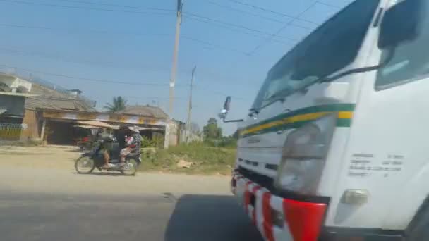 ほこりの多い道路上バッタンバンにバッタンバン州 カンボジア 2018 ロードト リップ — ストック動画