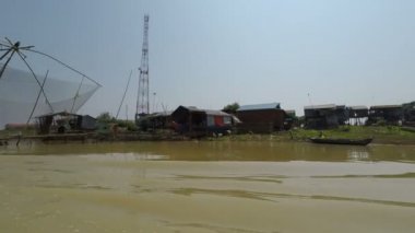 Battambang Eyaleti, Kamboçya - Mart 2018 yaklaşık: Balıkçı köyleri bir tekne gezisi Siem Reap, Tonle Sap üzerinde 