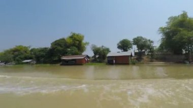 Battambang Eyaleti, Kamboçya - Mart 2018 yaklaşık: Balıkçı köyleri bir tekne gezisi Siem Reap, Tonle Sap üzerinde 