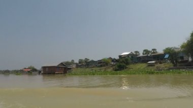 Battambang Eyaleti, Kamboçya - Mart 2018 yaklaşık: Balıkçı köyleri bir tekne gezisi Siem Reap, Tonle Sap üzerinde 