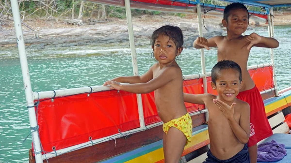 Thailand, ca. Januar 2019: Kleine Kinder spielen auf einem Boot — Stockfoto
