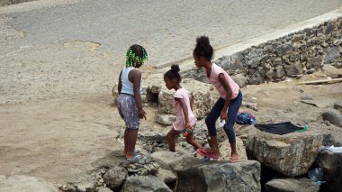 Santa Maria, Cape Verde, Haziran 2018: Sahilde oynayan küçük kızlar
