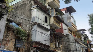 Tipik Vietnam başkenti Hanoi mimarisi.