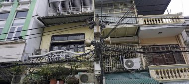 Tipik Vietnam başkenti Hanoi mimarisi.