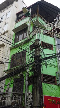 Tipik Vietnam başkenti Hanoi mimarisi.