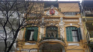 Tipik Vietnam başkenti Hanoi mimarisi.