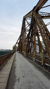 Vietnam 'da Hanoi' de uzun bir köprü.