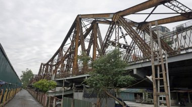 Vietnam 'da Hanoi' de uzun bir köprü.