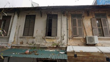 Tipik Vietnam başkenti Hanoi mimarisi.