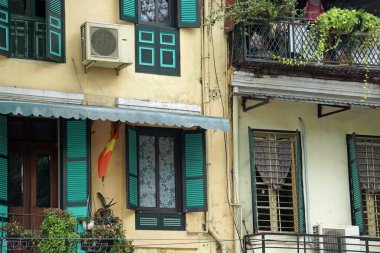 Tipik Vietnam başkenti Hanoi mimarisi.