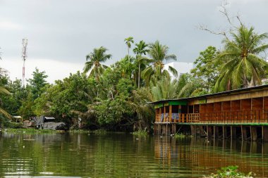 Güney Vietnam 'da nehir kıyısında yaşam var.