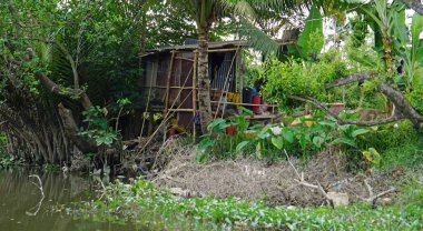 Güney Vietnam 'da nehir kıyısında yaşam var.