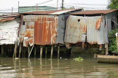 Güney Vietnam 'da nehir kıyısında yaşam var.