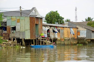 Güney Vietnam 'da nehir kıyısında yaşam var.