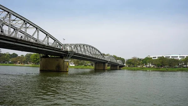 Puente Metal Sobre Río Perfume Tono —  Fotos de Stock