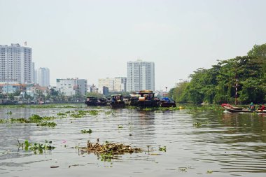 Yerel halk, Vietnam 'ın Ho Chi Min şehrinin banliyösünde yaşıyor.