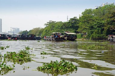 Yerel halk, Vietnam 'ın Ho Chi Min şehrinin banliyösünde yaşıyor.