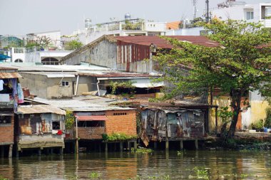 Yerel halk, Vietnam 'ın Ho Chi Min şehrinin banliyösünde yaşıyor.