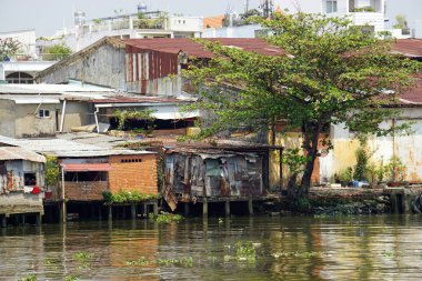 Yerel halk, Vietnam 'ın Ho Chi Min şehrinin banliyösünde yaşıyor.